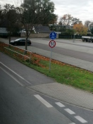 Foto: Unzulässig angeordneter Nutzungszwang schmaler Seitenraumwege für Radfahrer in Weinbergstraße durch StVO Z 240 