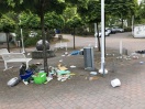 Foto: viel Müll auf der Straße verteilt 