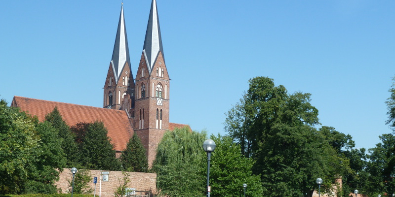 Neuruppin: Klosterkirche im Sommer
