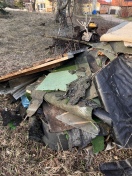 Foto: Müllablagerung / Gefahrenstoffe in der Nähe des Kindergarten 