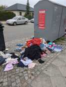 Foto: Volle Kleidercontainer Tivolistrasse 