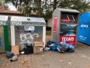 Foto: Altkleidercontainer voll 