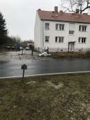 Foto: Müll im und um den Dorfanger 