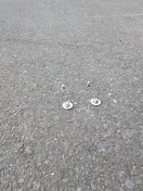 Foto: Metall Stücke/ Gewinde Bolzen im Boden (Parkplatz Schwapp) 