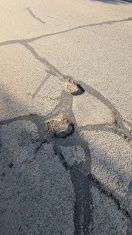 Foto: 2 Schlaglöcher  