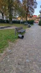 Foto: Defekte Mülleimer auf dem Spielplatz 