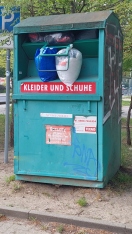 Foto: Überfüllter Kleidercontainer  
