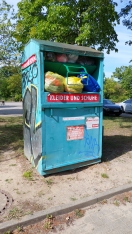 Foto: Überfüllter Kleidercontainer  