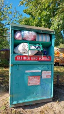 Foto: Überfüllter Kleidercontainer  