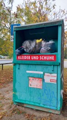 Foto: Überfüllter Kleidercontainer  