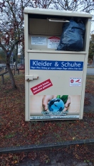 Foto: Überfüllter Kleidercontainer am Adam-Kuckhoff-Platz.  