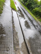 Foto: Graben neben Gehweg  