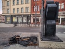 Foto: Verbranntes Bett am Straßenrand 