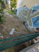 Foto: Spielplatz Geräte beschmiert und Feuerwehrzufahrt Schild ausgerissen  