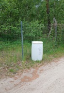 Foto: Wasserfass am Waldrand abgestellt 