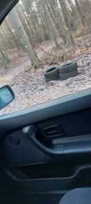 Foto: Illegal deponiert Autoreifen  