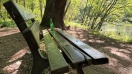 Foto: Defekte Bänke und fehlende Mülleimer  