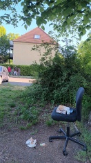 Foto: Stuhl und einen Einkaufswagen voller Müll 