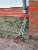 Foto: Regenwasser überschwemmt Fußweg  