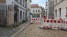 Foto: Gehweg zugestellt und laut Verkehrszeichen für Radfahrer und Fußgänger frei  