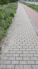 Foto: Sturzgefahr Pflaster Gehwegsbereich zanderstraße B1/B102 