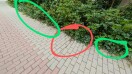 Foto: Gehwegsbereich schadhaft - Sturzgefahr und signifikant ebenerdig zugewachsen  