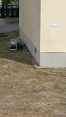 Foto: Seit Monaten Elektro Schrott vor Wohnblock abgelegt  