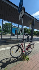 Foto: Zufahrt ZOB Schild schief Ecke Geschwister Scholl Straße  