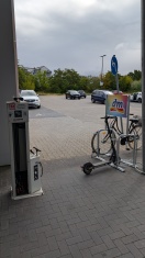 Foto: DM - Fahrradstation Defekt und Schild steht schief  