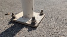 Foto: Geländer alle Schrauben lose durch fehlerhafte Muttern (selbstsichernde system im Straßenbereich nötig) 