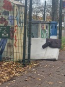 Foto: Matratze am Kleidercobtainer neben Bushaltestelle 