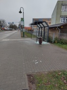 Foto: Bushäuschen Scheibe eingeschlagen  