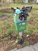 Foto: ungeleerte Abfallbehälter 