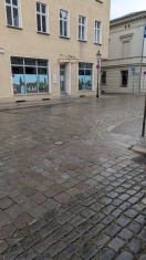 Foto: Steine Ecke Bäckerstraße/Schusterstraße lösen sich bzw. Wackeln  