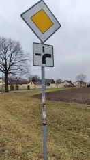 Foto: Aufkleber am Verkehrsschild  