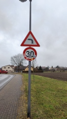 Foto: Aufkleber auf Verkehrsschild  