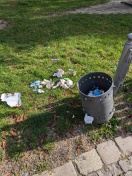 Foto: Spielplatz Mülleimer halten nicht 