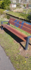 Foto: Neue Bank mit farbigen Zahlen besprüht! 