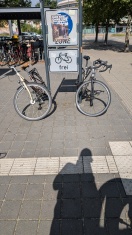 Foto: Verkehrsschilder plakatiert und Durchgang zugestellt  