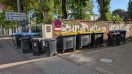 Foto: Seit mindestens 2 Wochen stehen Papiere und Abfall Tonnen auf dem Gehweg und Teilen des Radwegs  