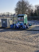 Foto: Unrat vor überfüllten Altkleidercontainer 