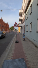 Foto: Schilder wiederkehrend auf Radwegflächen Hausnummer 20 