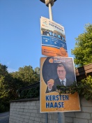 Foto: Wahlwerbung immer noch an Straßenlaterne  