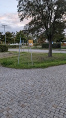 Foto: Vandalismus am Schild vor dem Finanzamt Brandenburg  