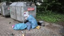 Foto: Der Hausmüll liegt immernoch an den Glascontainern 