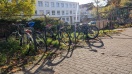 Foto: Ungepflegter Fahrradständer am Laborgebäude Klinikum - Vielzahl Schrotträder bedarf Beräumung  