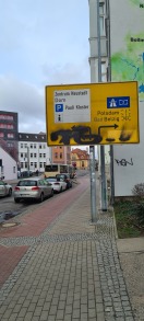 Foto: Vandalismus Straßenschild seit Monaten nicht behoben  