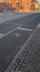 Foto: Markierung verschlissen Kreuzung THB Haltestelle  