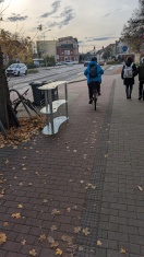 Foto: Seit Wochen Sperrmüll auf Radwegflächen  