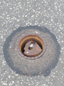 Foto: Defekte Gullydeckel 